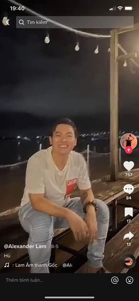 Hình ảnh Hoài Lâm vào ngày 8/5 đều cùng một bộ dạng, một địa điểm với cập nhật mới nhất của anh. Hình ảnh Hoài Lâm vào ngày 8/5 đều cùng một bộ dạng, một địa điểm với cập nhật mới nhất của anh.