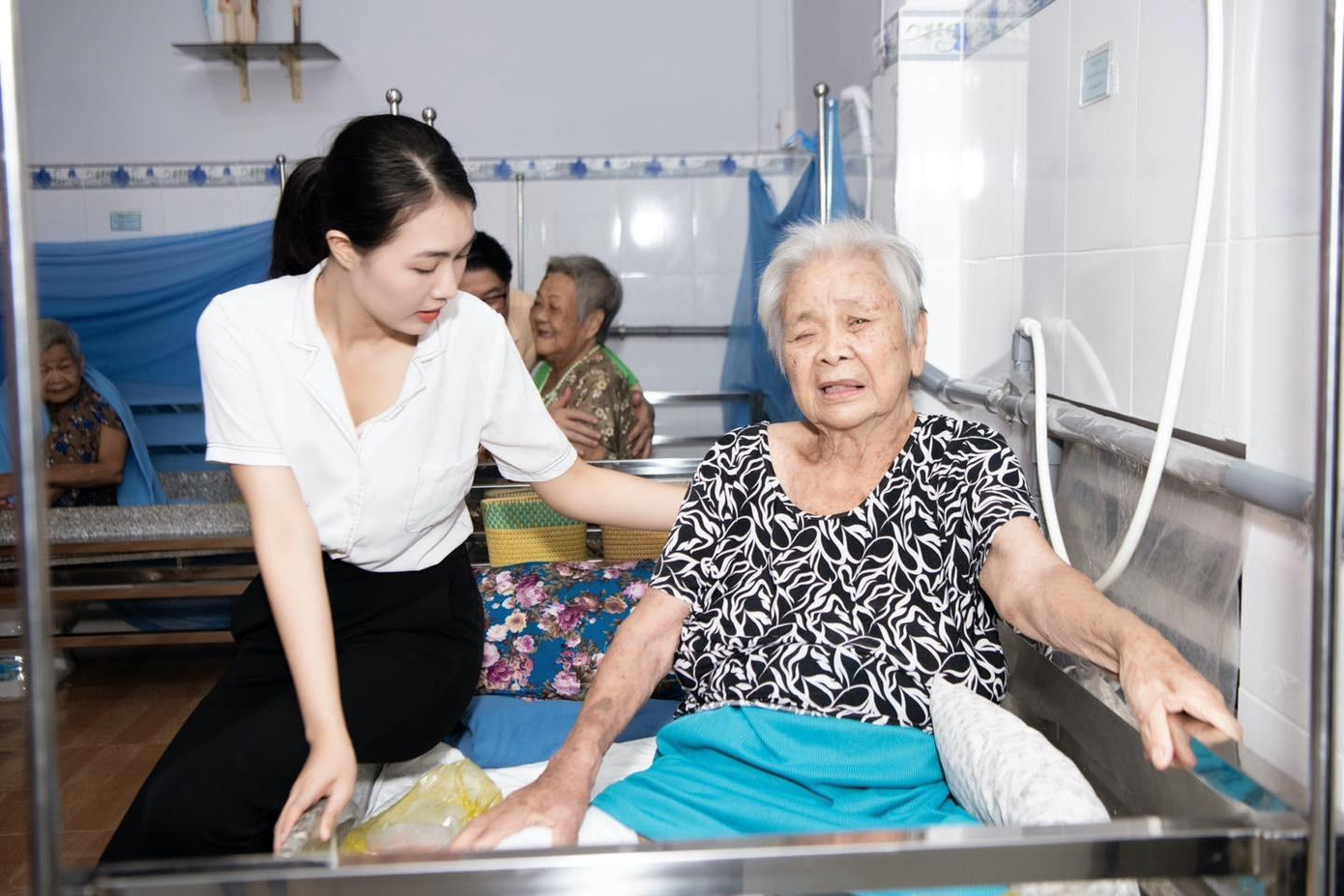 Hai thí sinh đến thăm cơ sở bảo trợ xã hội người cao tuổi Tân Thông. Hai thí sinh đến thăm cơ sở bảo trợ xã hội người cao tuổi Tân Thông.