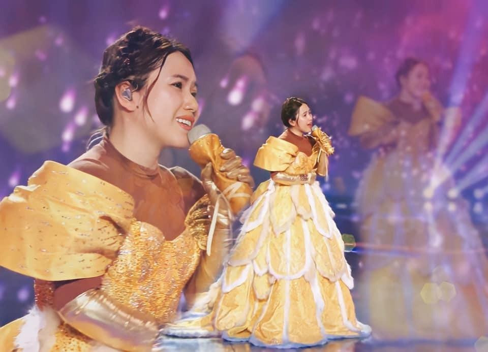 Khán giả tiếc nuối khi Tí Nâu phải lộ mặt trước đêm chung kết cuối cùng.