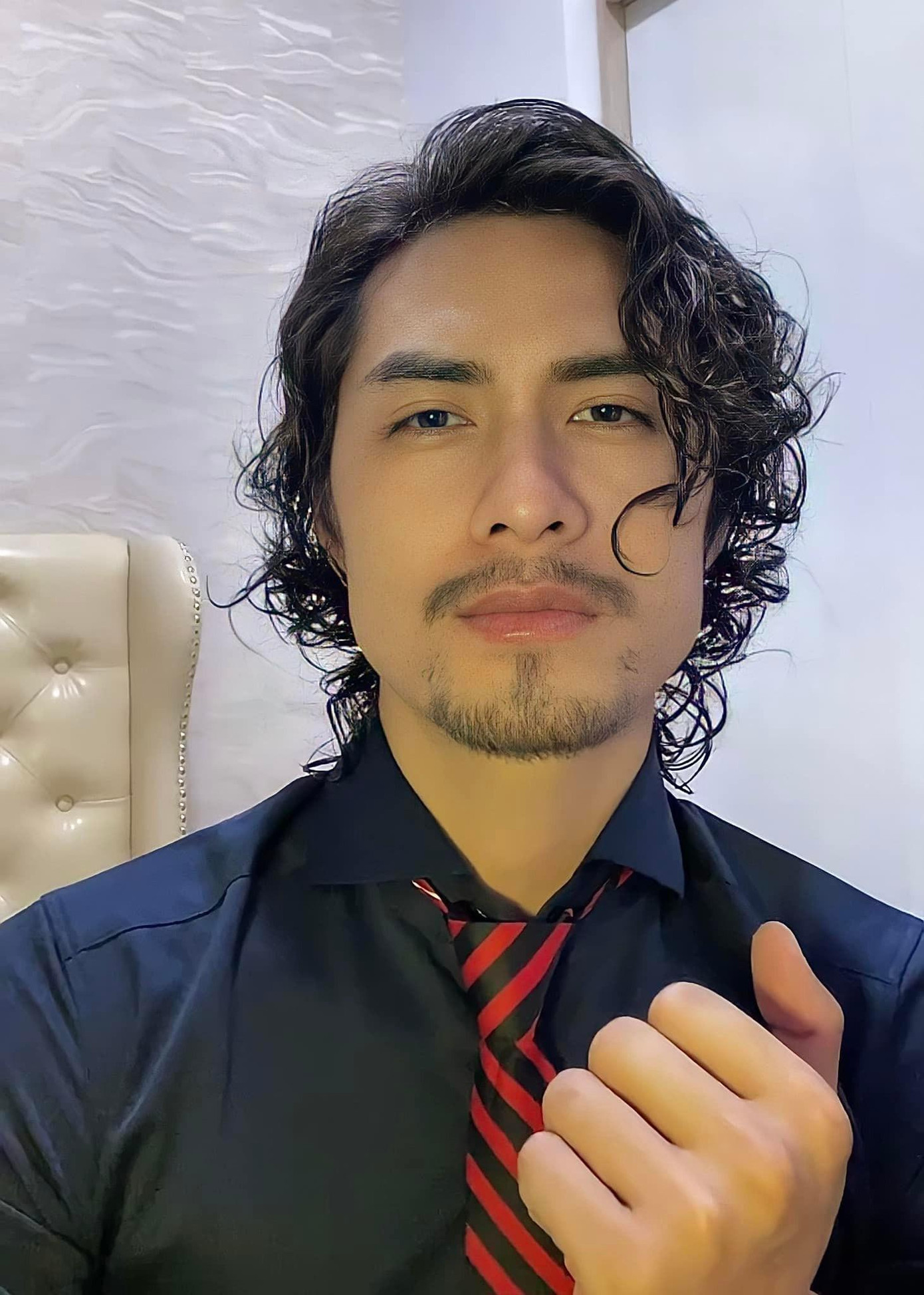 Anh sở hữu vẻ lãng tử, gương mặt nam tính, ngoại hình như người mẫu.