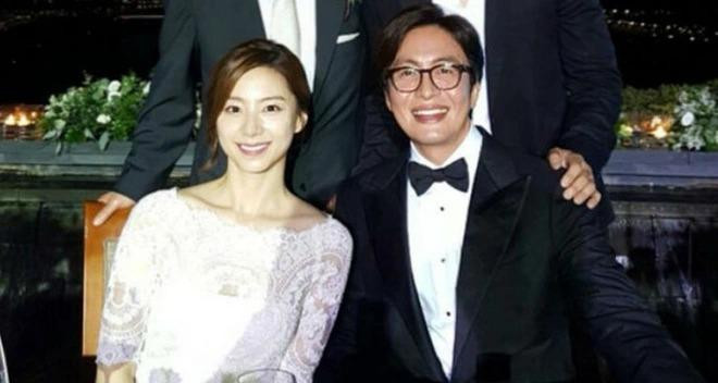Bae Yong Joon và vợ - diễn viên Park Soo Jin. Bae Yong Joon và vợ - diễn viên Park Soo Jin.