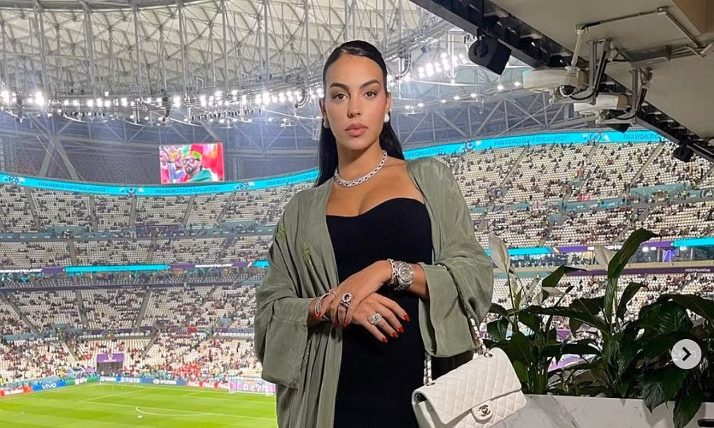 Georgina Rodriguez đến sân cổ vũ bạn trai ở trận đấu vòng 1/8 rạng sáng 7/12 (giờ Việt Nam). Ảnh: IG.