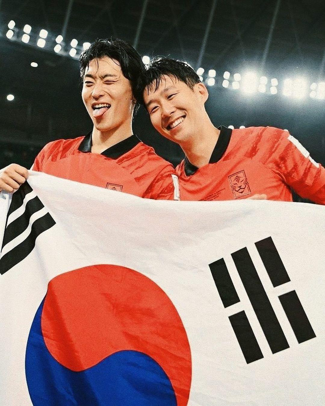 Son Heung Min cùng đồng đội gặp tuyển Brazil tại vòng 1/8. Ảnh: IG. Son Heung Min cùng đồng đội gặp tuyển Brazil tại vòng 1/8. Ảnh: IG.