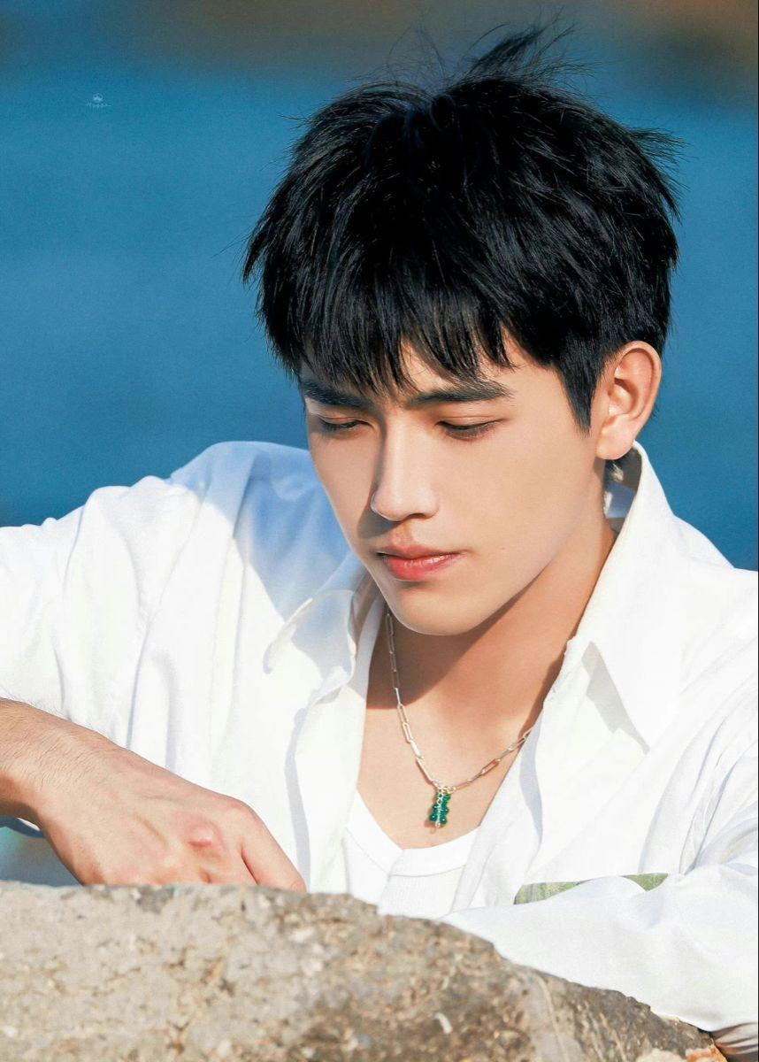 Mỹ nam 10X là con trai út của đạo diễn nổi tiếng Trần Khải Ca và “Điêu thuyền đẹp nhất màn ảnh” Trần Hồng. Xuất thân trong gia đình bề thế, diễn viên được mệnh danh là “Thái tử Cbiz”. Trần Phi Vũ còn có anh trai tên Trần Vũ Ngang, sinh năm 1997. Ảnh: Pinterest. Mỹ nam 10X là con trai út của đạo diễn nổi tiếng Trần Khải Ca và “Điêu thuyền đẹp nhất màn ảnh” Trần Hồng. Xuất thân trong gia đình bề thế, diễn viên được mệnh danh là “Thái tử Cbiz”. Trần Phi Vũ còn có anh trai tên Trần Vũ Ngang, sinh năm 1997. Ảnh: Pinterest.