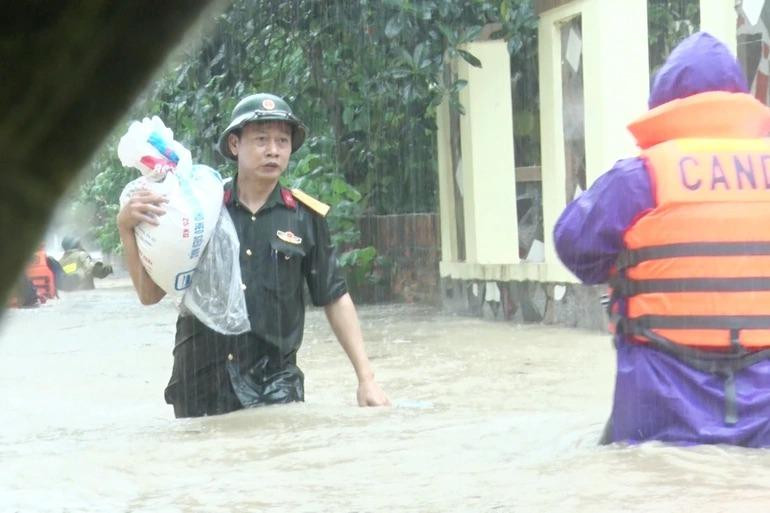 Nếu mưa lớn còn kéo dài, nước ở các khu dân cư có nguy cơ tiếp tục dâng cao. Ảnh: Hải Yến.