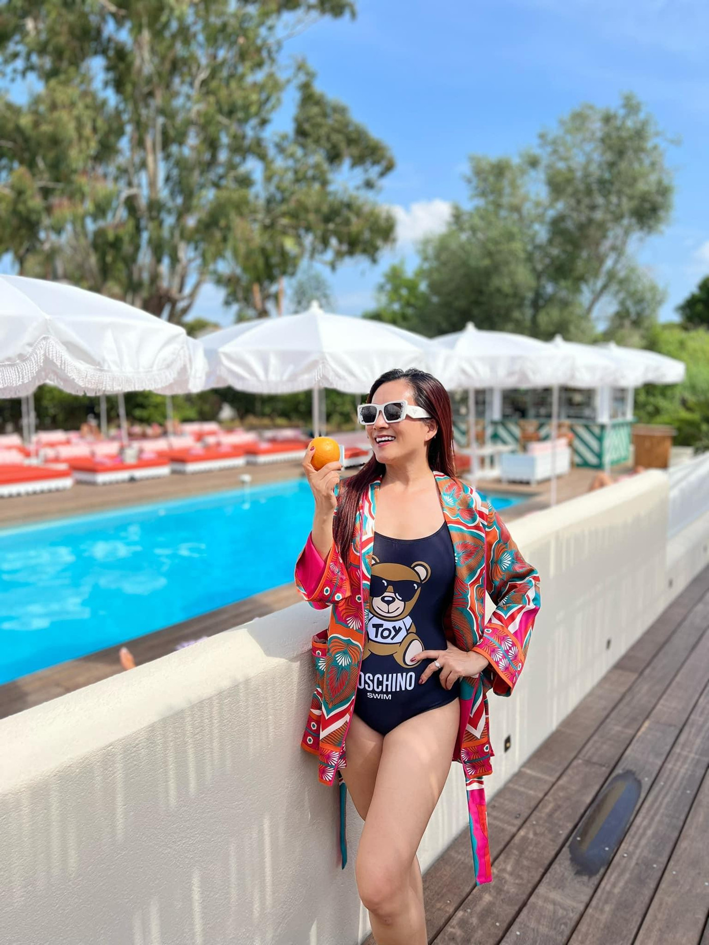 Nữ doanh nhân 45 tuổi nhận được nhiều lời khen ngợi về thần sắc ngày càng trẻ trung dù đã trải qua hai lần sinh nở.