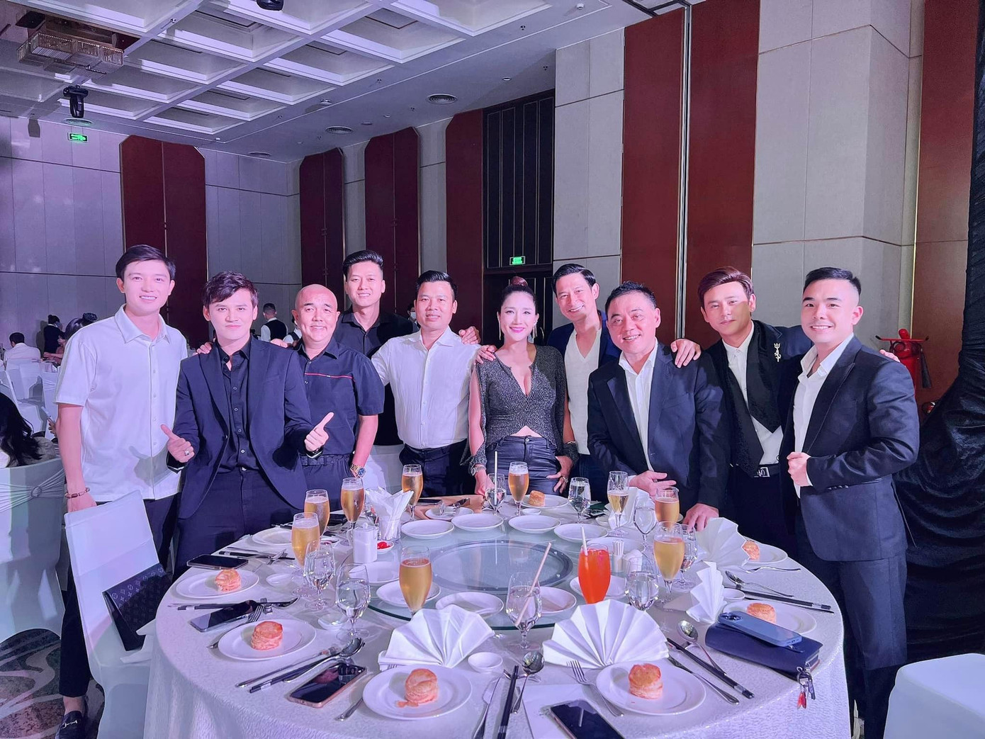 Lễ cưới này được tổ chức kín đáo, có sự góp mặt của dàn sao nổi tiếng Vbiz như Việt Hương, Trường Giang - Nhã Phương, Lý Hải- Minh Hà, Kiều Minh Tuấn,…Đặc biệt sự xuất hiện của nghệ sĩ Hoài Linh nhận được nhiều sự chú ý.