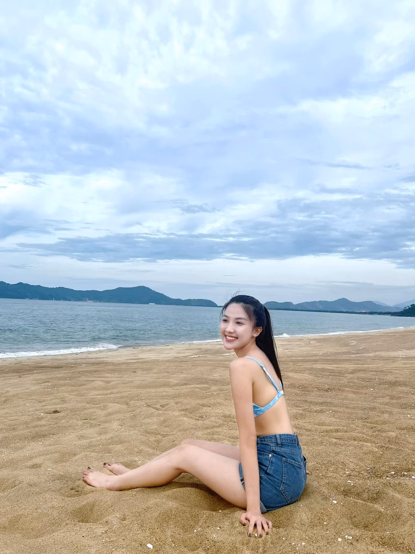 Trong khi đó, diễn viên Lương Thanh đang có chuyến vi vu ở Huế. Cô diện bikini phối cùng quần short ngắn năng động.