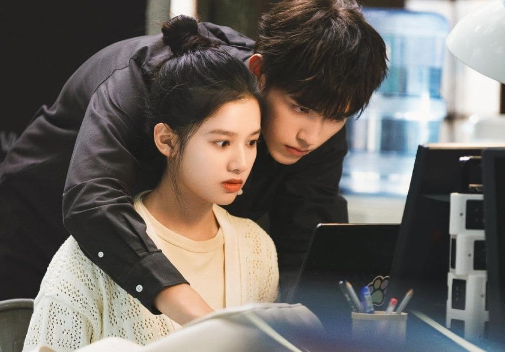 Chiếc bật lửa và váy công chúa là phim hot cuối năm 2022 tại thị trường châu Á, trong đó có Việt Nam. Phim xếp ở vị trí thứ 5. kể về chuyện tình cảm giữa thiên tài IT Lý Tuân và cô gái Chu Vận xinh đẹp. Hai người cùng học ngành công nghệ thông tin Đại học Nam Hồ. Từ những hiểu lầm, họ tìm hiểu và trở thành mối tình đầu. Họ phải vượt qua nhiều thử thách, bị bố mẹ Chu Vận ngăn cản. Biến cố ập đến khi Lý Tuân phải ngồi tù 3 năm, Chu Vận đi du học để quên quá khứ đau buồn nhưng hai người luôn hướng về nhau. Chiếc bật lửa và váy công chúa là phim hot cuối năm 2022 tại thị trường châu Á, trong đó có Việt Nam. Phim xếp ở vị trí thứ 5. kể về chuyện tình cảm giữa thiên tài IT Lý Tuân và cô gái Chu Vận xinh đẹp. Hai người cùng học ngành công nghệ thông tin Đại học Nam Hồ. Từ những hiểu lầm, họ tìm hiểu và trở thành mối tình đầu. Họ phải vượt qua nhiều thử thách, bị bố mẹ Chu Vận ngăn cản. Biến cố ập đến khi Lý Tuân phải ngồi tù 3 năm, Chu Vận đi du học để quên quá khứ đau buồn nhưng hai người luôn hướng về nhau.