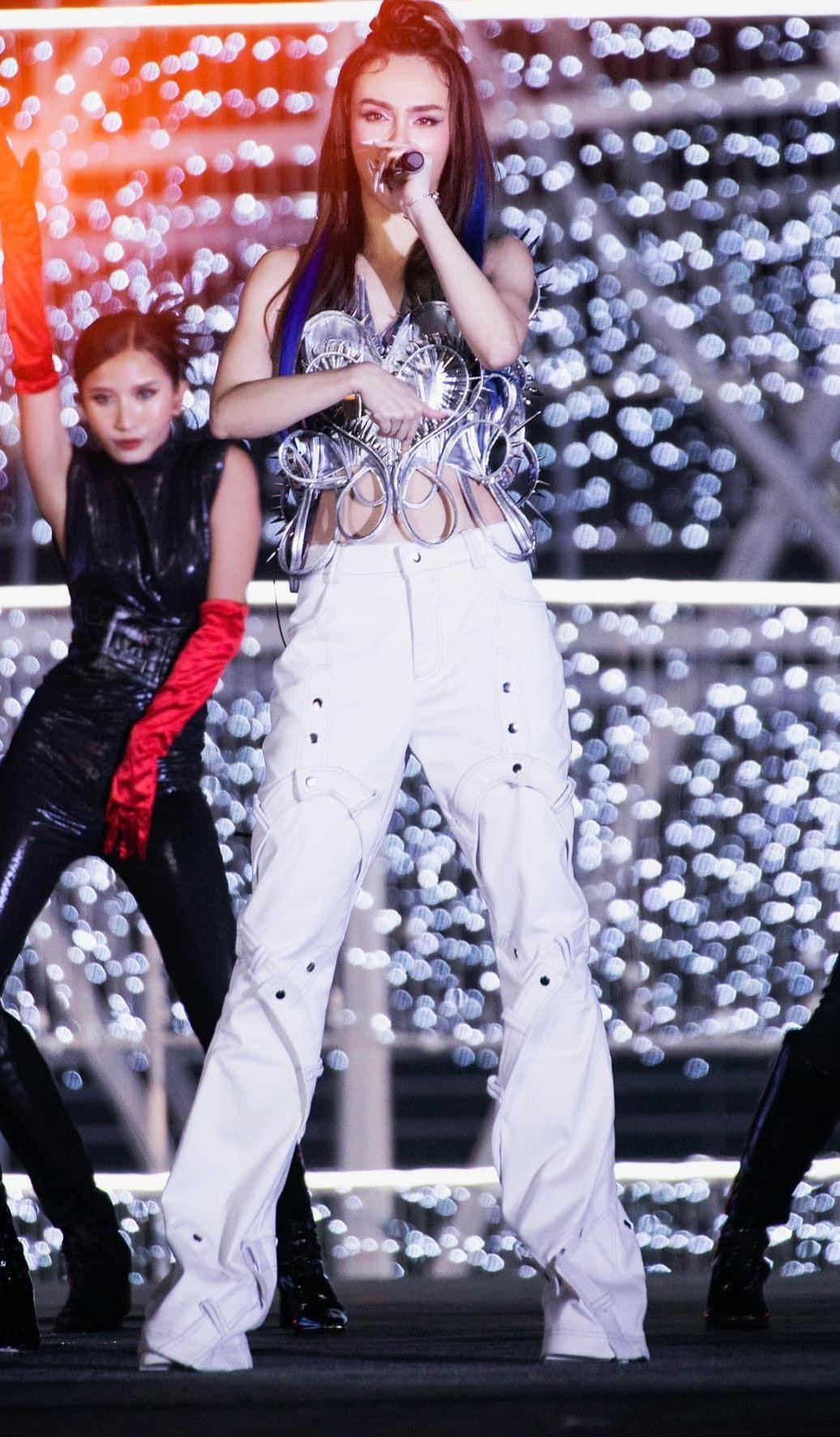 Xuất hiện cuối cùng là ca sĩ Mlee. Cô đốt cháy sân khấu trình diễn bikini bằng hai ca khúc Party Up và I Can Do.