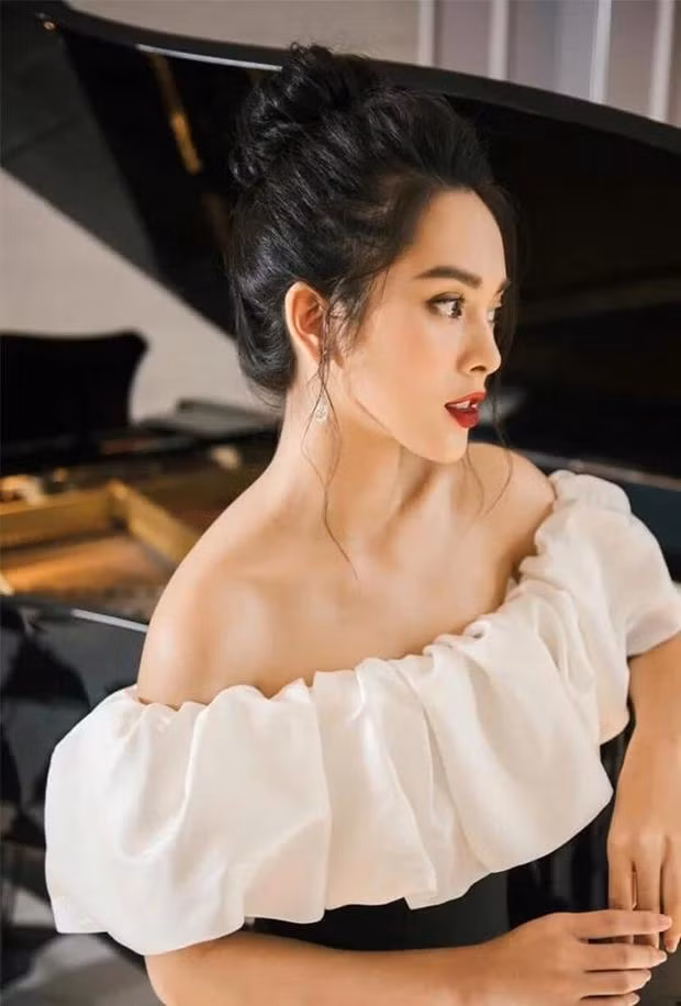 Quỳnh Lương tên đầy đủ là Lương Thị Mai Quỳnh, sinh năm 1995. Trước khi rẽ vào con đường diễn xuất, cô là mẫu nữ look book đình đám ở Hà Nội.