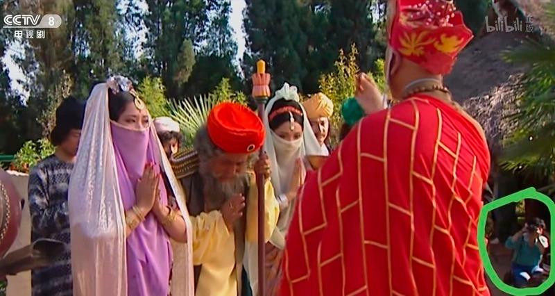 Rất nhiều cảnh quay nhân viên đoàn phim lọt vào ống kính, nhưng phải tinh ý mới có thể phát hiện ra.