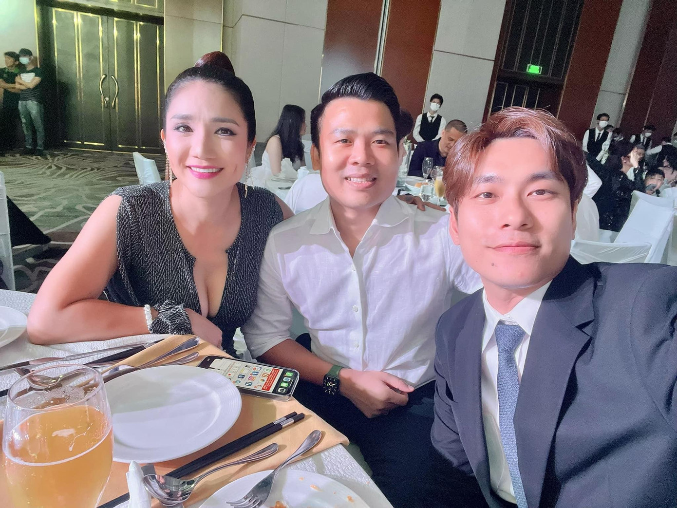 Kiều Minh Tuấn (vest đen) xuất hiện sau ồn ào chia tay Cát Phượng.