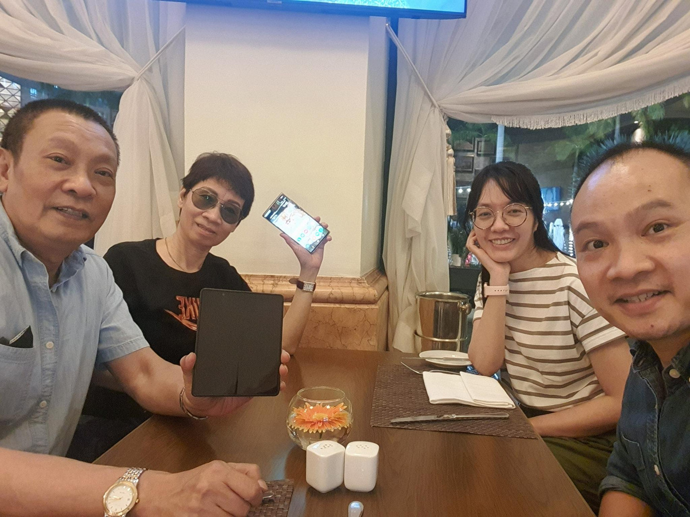 Vợ (áo đen) MC Lại Văn Sâm cùng gia đình con trai Lại Bắc Hải Đăng Vợ (áo đen) MC Lại Văn Sâm cùng gia đình con trai Lại Bắc Hải Đăng