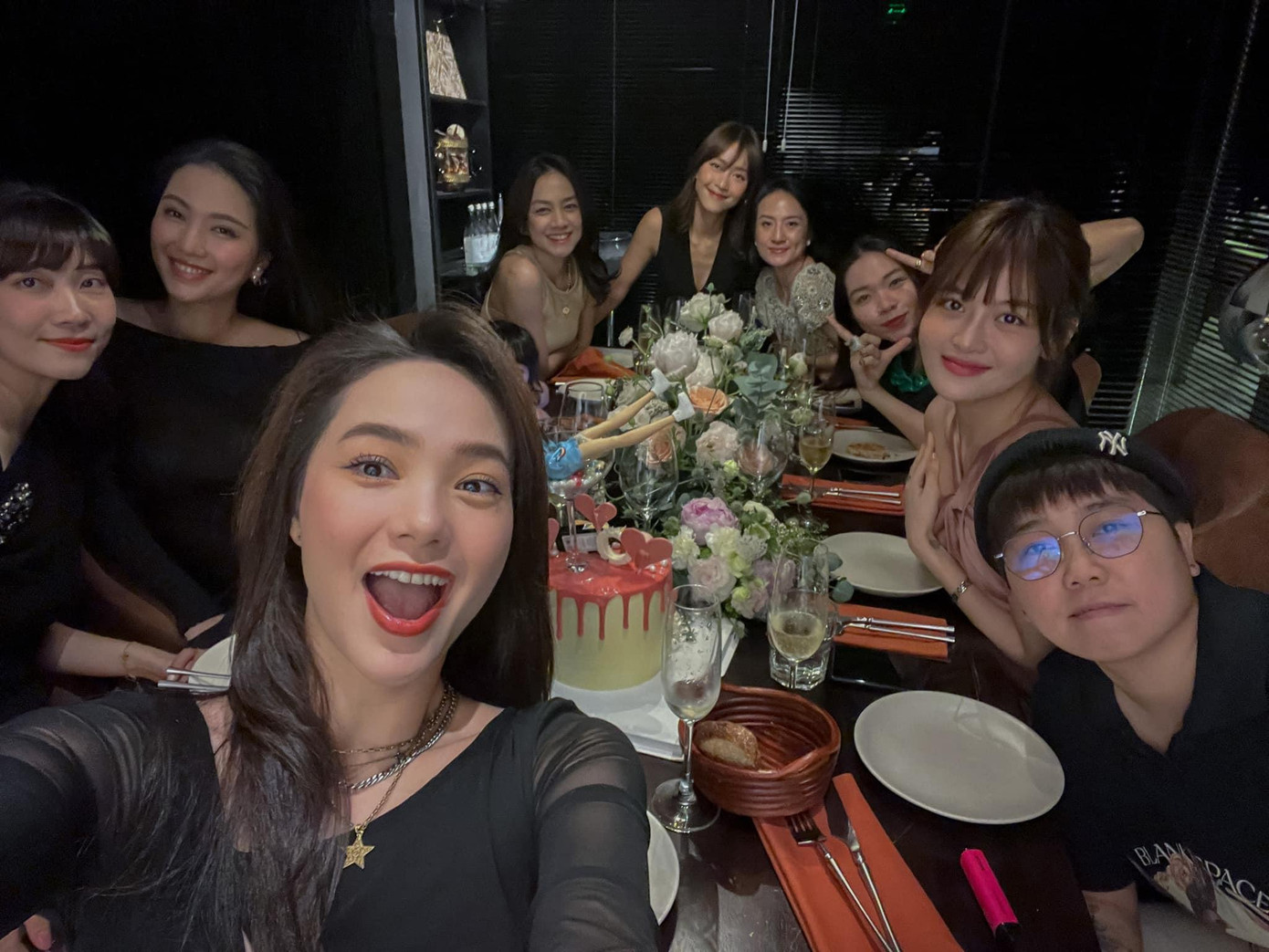 Nhóm bạn bên Minh Hằng chúc mừng nữ ca sĩ chia tay đời độc thân