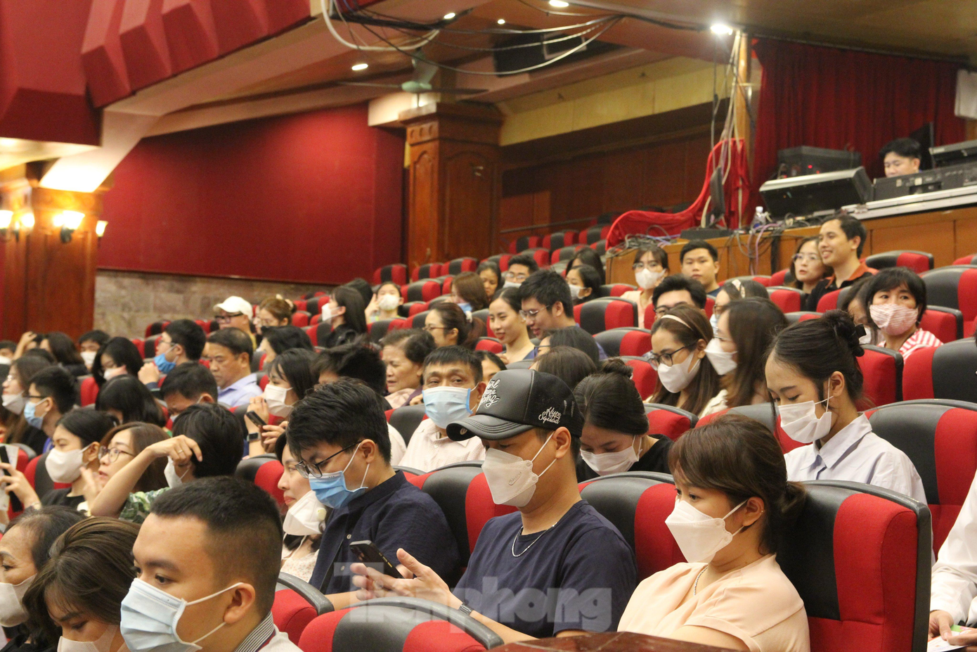 Rất đông khán giả đội mưa đến để thưởng thức vở kịch.