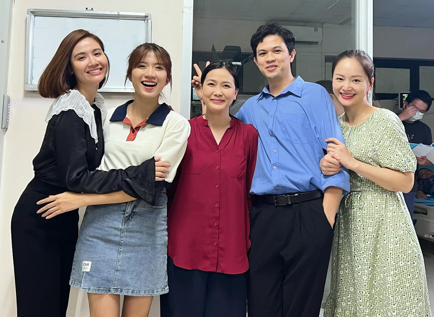 Các cô con gái Thương ngày nắng về gặp lại bố mẹ mình hồi trẻ Các cô con gái Thương ngày nắng về gặp lại bố mẹ mình hồi trẻ