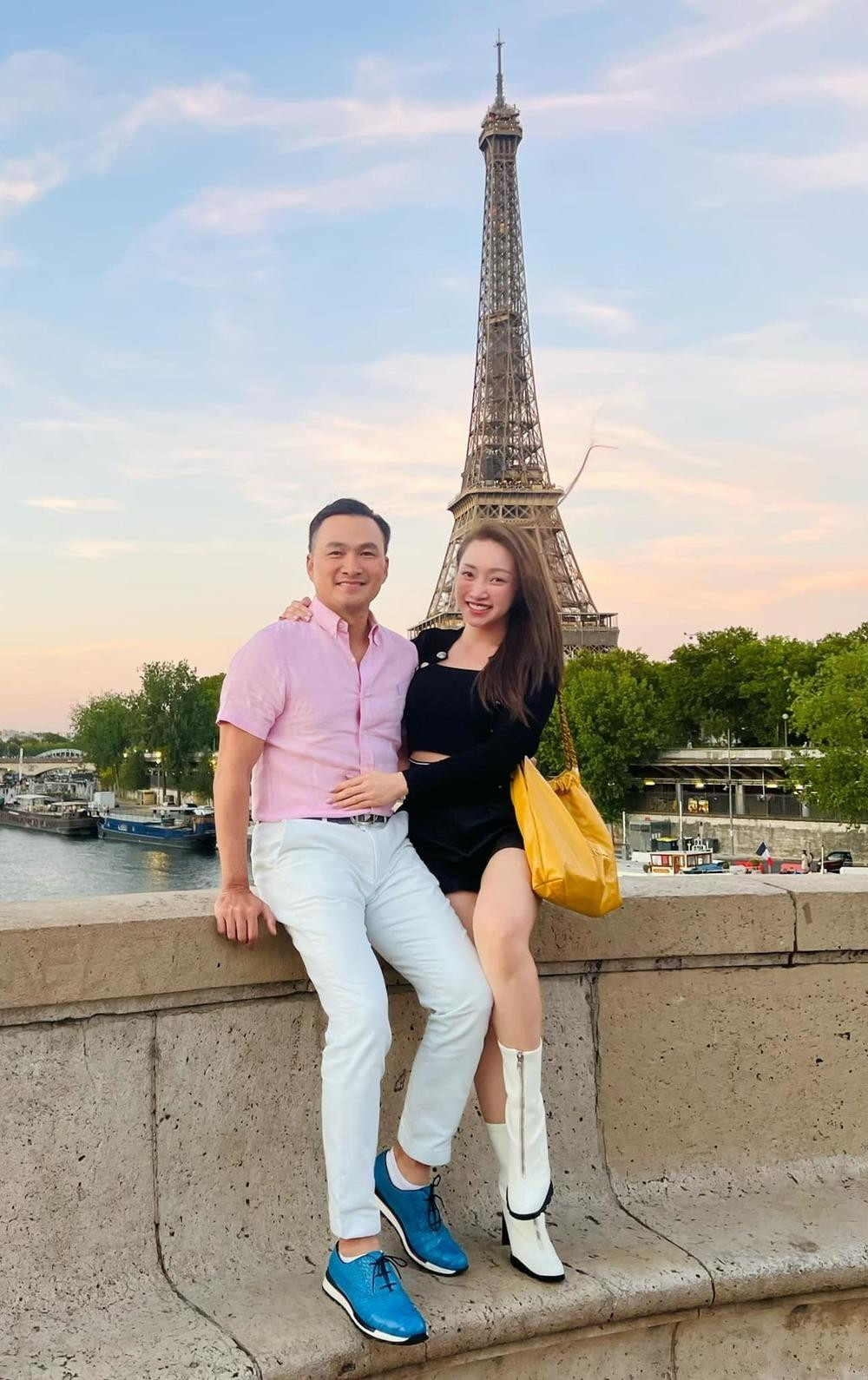 Lý Thùy Chang, sinh năm 1989 tại Hà Nội. Cô kết hôn với diễn viên Chi Bảo sau 3 năm hẹn hò vào tháng 3/2021.