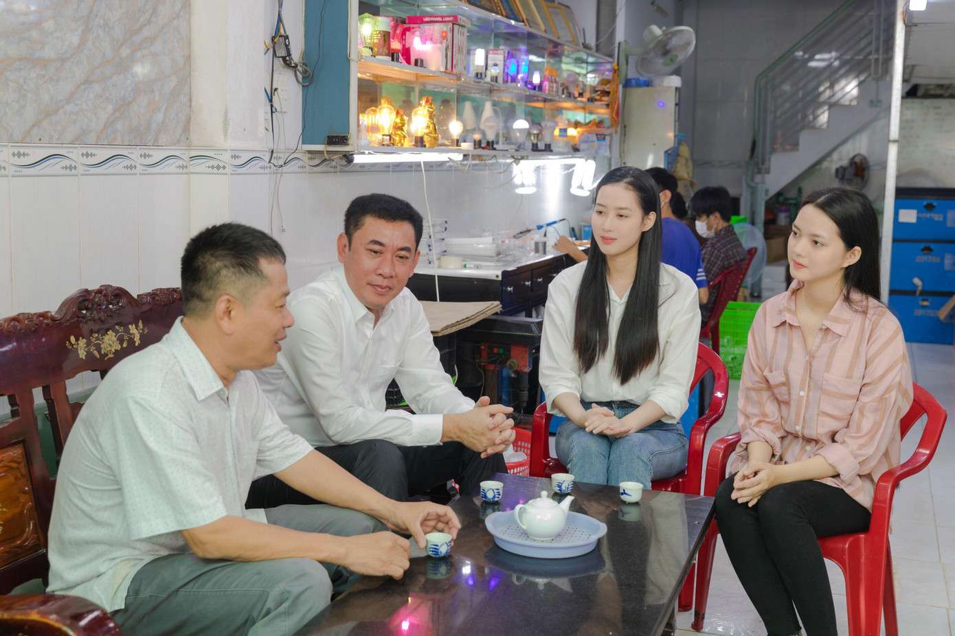 Tiến sĩ Trần Văn Tín (ngoài cùng bên trái) được coi là người &quot;chắp cánh&quot; ước mơ cho người lao động khuyết tật, giúp họ tự kiếm sống bằng sức lực của mình.