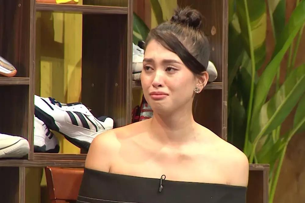 MC Đại Nghĩa xúc động lau nước mắt trước diễn xuất của Hoa hậu Tiểu Vy. MC Đại Nghĩa xúc động lau nước mắt trước diễn xuất của Hoa hậu Tiểu Vy.