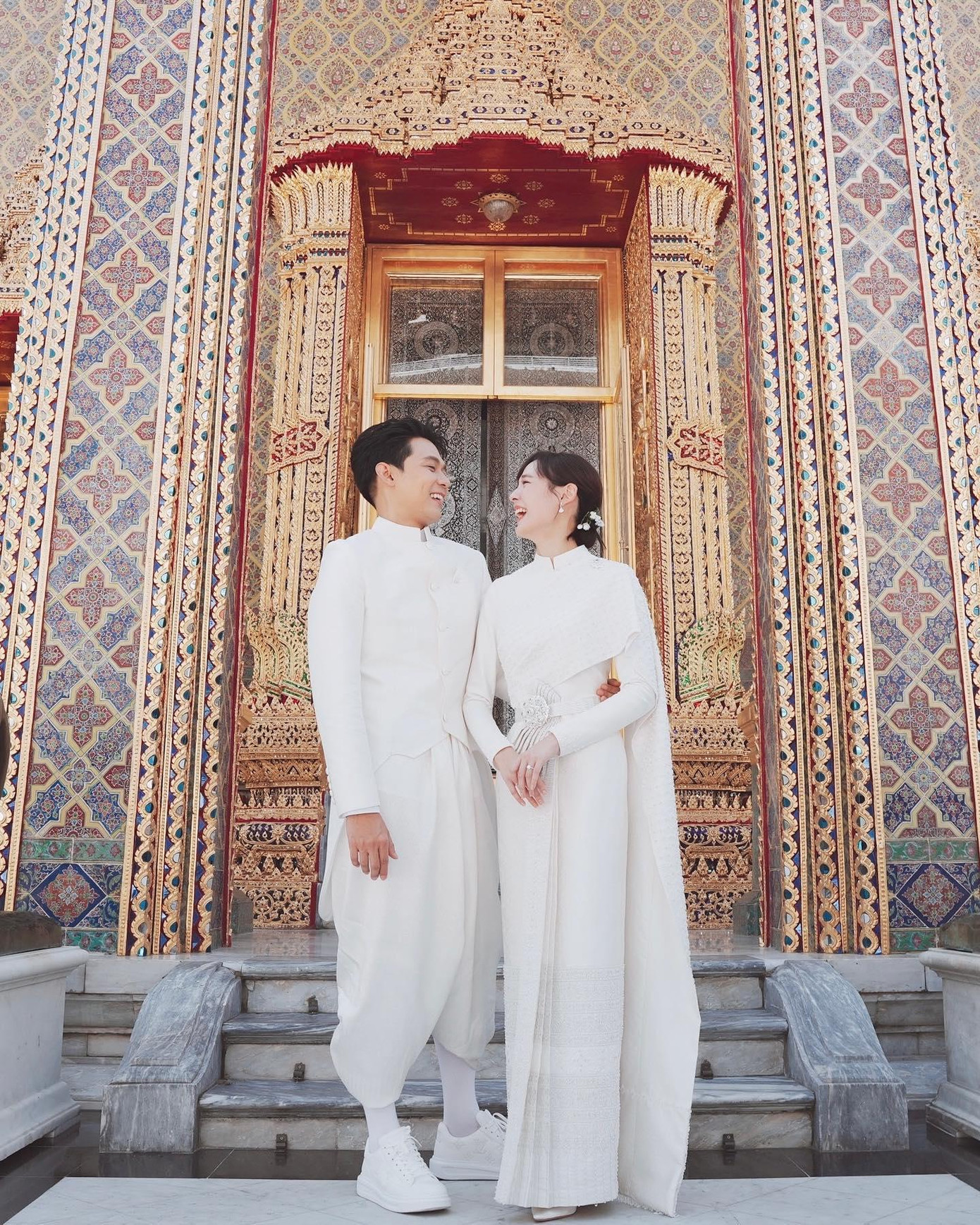 Trên trang cá nhân, cặp nghệ sĩ dành lời ngọt ngào cho đối phương. Pattie viết: "Anh cười như thế này thật đáng yêu nhất. Đôi mắt anh lúc nào cũng ấm áp, cảm ơn anh thật nhiều". Dan hướng về vị hôn thê: "Cô dâu của tôi là xinh đẹp nhất". Trên trang cá nhân, cặp nghệ sĩ dành lời ngọt ngào cho đối phương. Pattie viết: "Anh cười như thế này thật đáng yêu nhất. Đôi mắt anh lúc nào cũng ấm áp, cảm ơn anh thật nhiều". Dan hướng về vị hôn thê: "Cô dâu của tôi là xinh đẹp nhất".