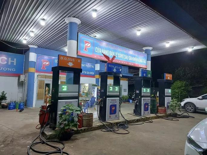 Cây xăng Gia Khiêm Vũng Tàu thời điểm bị công an bắt quả tang khi giám đốc và nhân viên đang bơm hoá chất vào bồn chứa xăng Cây xăng Gia Khiêm Vũng Tàu thời điểm bị công an bắt quả tang khi giám đốc và nhân viên đang bơm hoá chất vào bồn chứa xăng