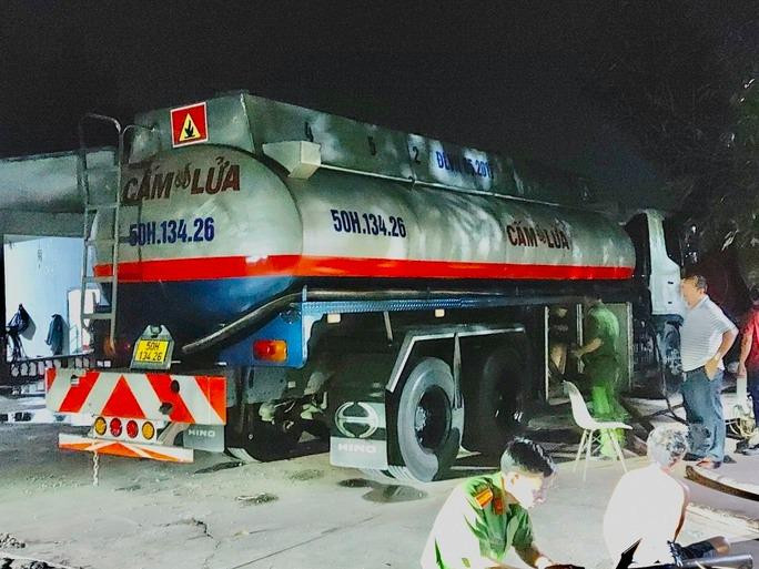 Xe bồn chở hoá chất để bơm vào bồn xăng Xe bồn chở hoá chất để bơm vào bồn xăng