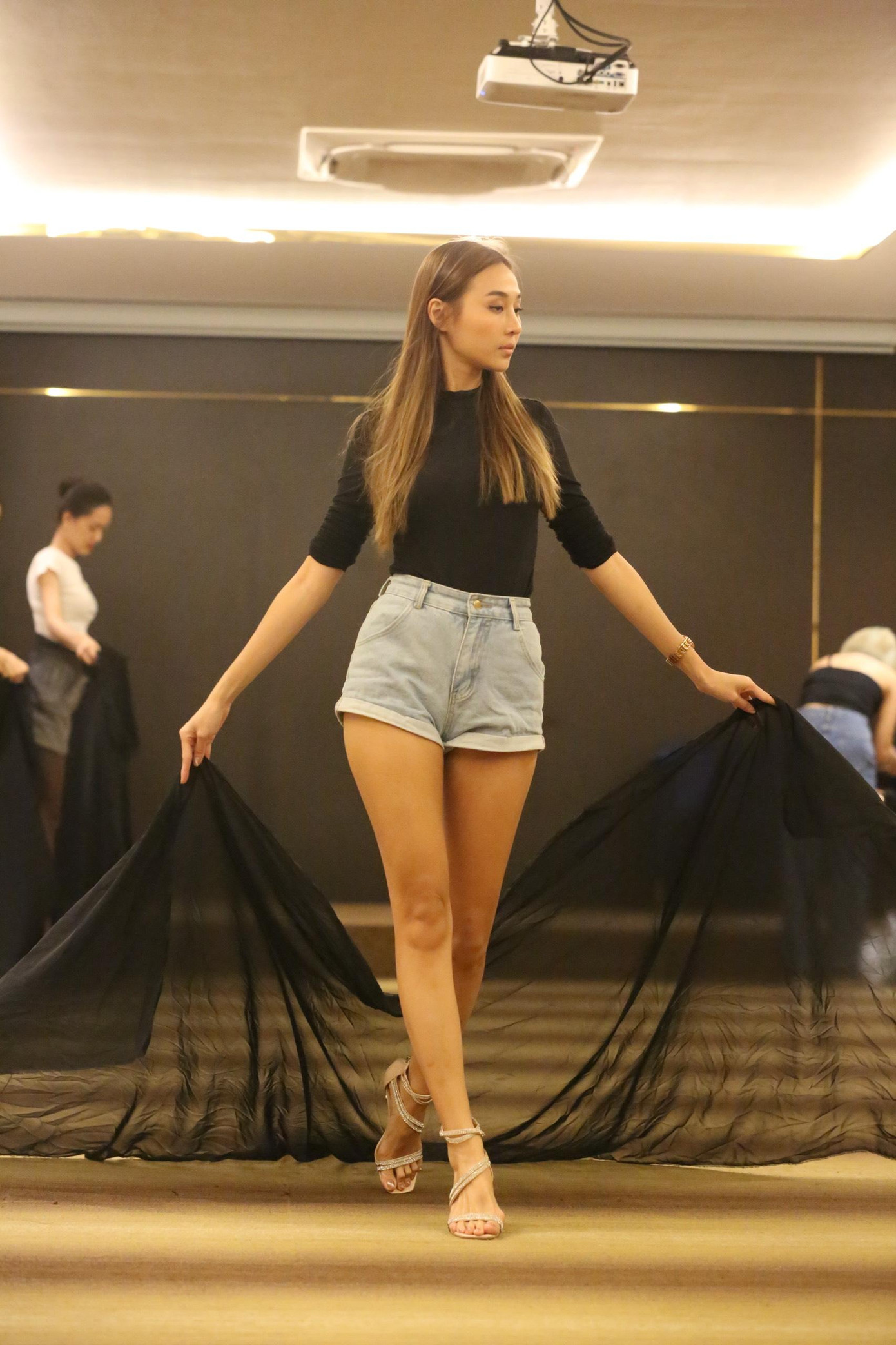 HLV Tuyết Như truyền đạt bí kíp cho thí sinh. Trong những ngày cuối chuẩn bị cho đêm chung kết, Tuyết Như chia sẻ cô muốn hoàn thiện hơn nữa kỹ năng thí sinh. “Đêm chung kết có nhiều áp lực, từ việc truyền hình trực tiếp, có nhiều khán giả… các bạn nên học thêm cách xử lý tình huống để linh hoạt, ứng biến, trình diễn tự tin nhất”, HLV Tuyết Như nói. HLV Tuyết Như truyền đạt bí kíp cho thí sinh. Trong những ngày cuối chuẩn bị cho đêm chung kết, Tuyết Như chia sẻ cô muốn hoàn thiện hơn nữa kỹ năng thí sinh. “Đêm chung kết có nhiều áp lực, từ việc truyền hình trực tiếp, có nhiều khán giả… các bạn nên học thêm cách xử lý tình huống để linh hoạt, ứng biến, trình diễn tự tin nhất”, HLV Tuyết Như nói.