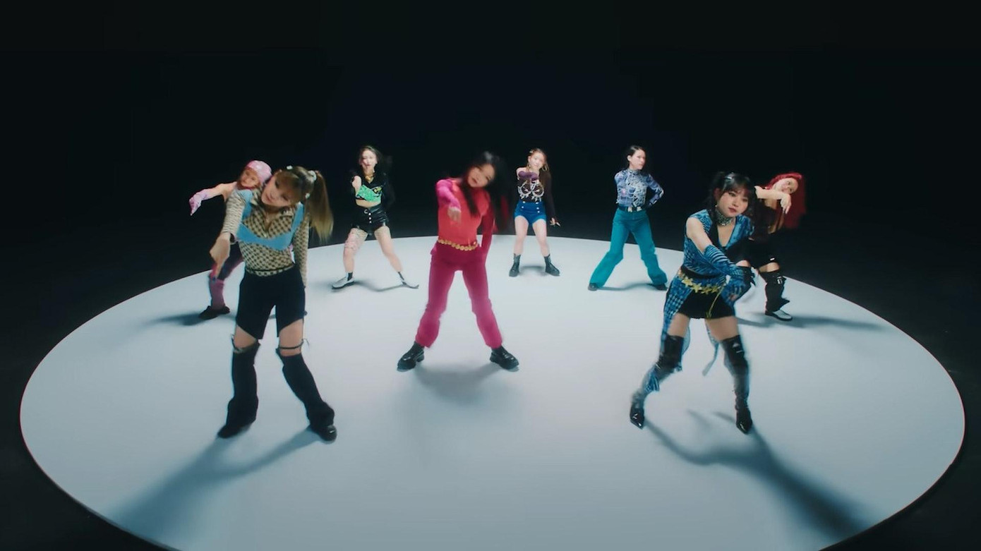 Các bước nhảy cũng tương tự ngón tay hướng xuống đất.