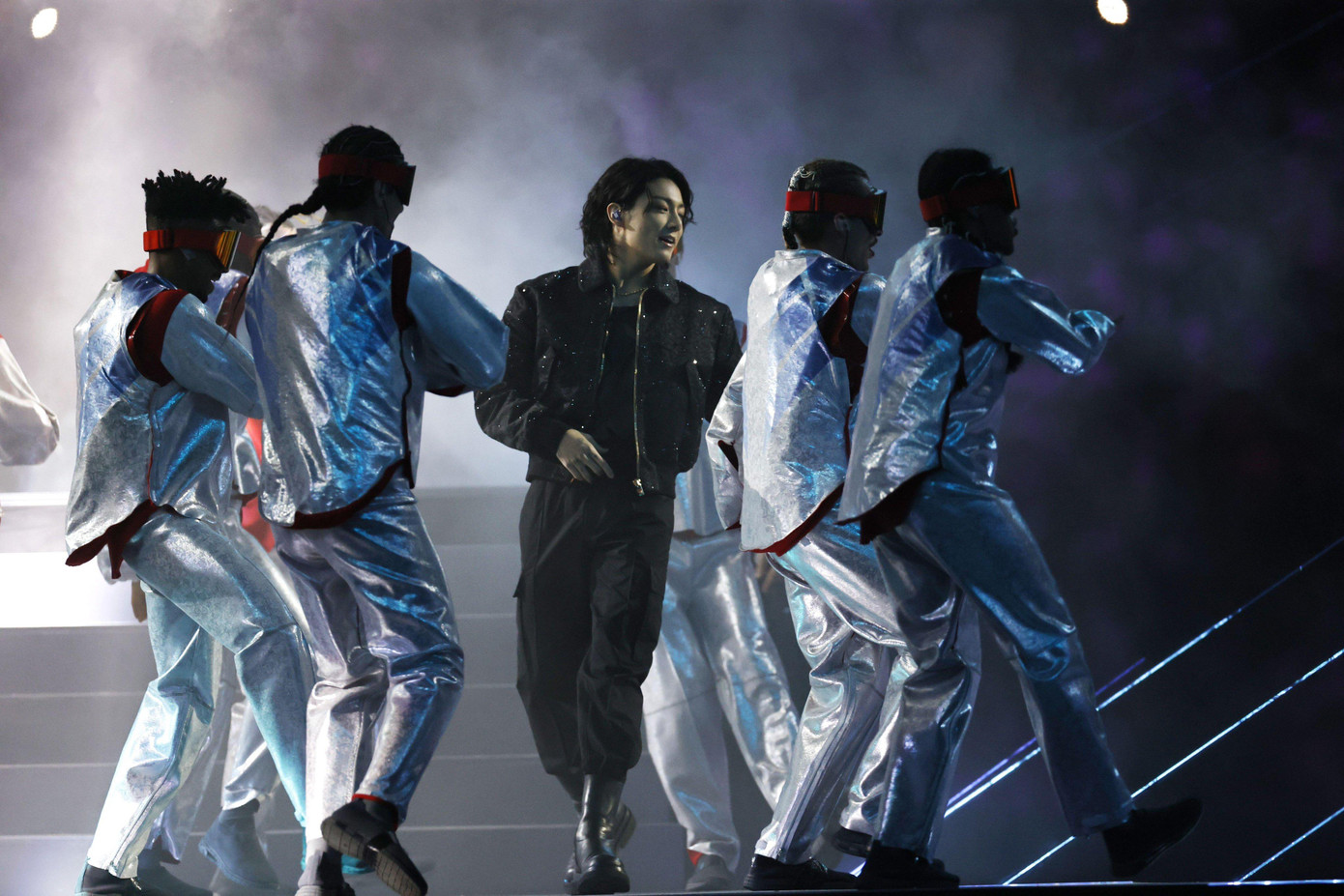 “Hãy nhìn xem chúng ta là ai nào / Chúng ta là những kẻ mộng mơ / Chúng ta sẽ biến giấc mơ trở thành hiện thực / Vì chúng ta một lòng tin tưởng vào điều đó”, trích lời bài hát Dreamers do em út BTS thể hiện. Ảnh: Squawka News.