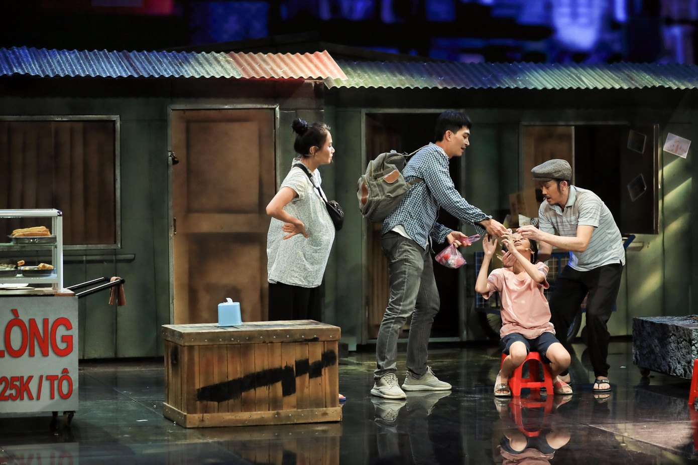 Chia sẻ với truyền thông, Việt Hương tiết lộ sức khỏe của nghệ sĩ Hoài Linh trước và trong đêm diễn vẫn chưa ổn định. “Anh Linh là đầu tàu nhưng anh không đủ sức khỏe thì buộc tôi phải kéo, phải la, phải hét… để tất cả mọi người lên tinh thần”, cô bày tỏ.