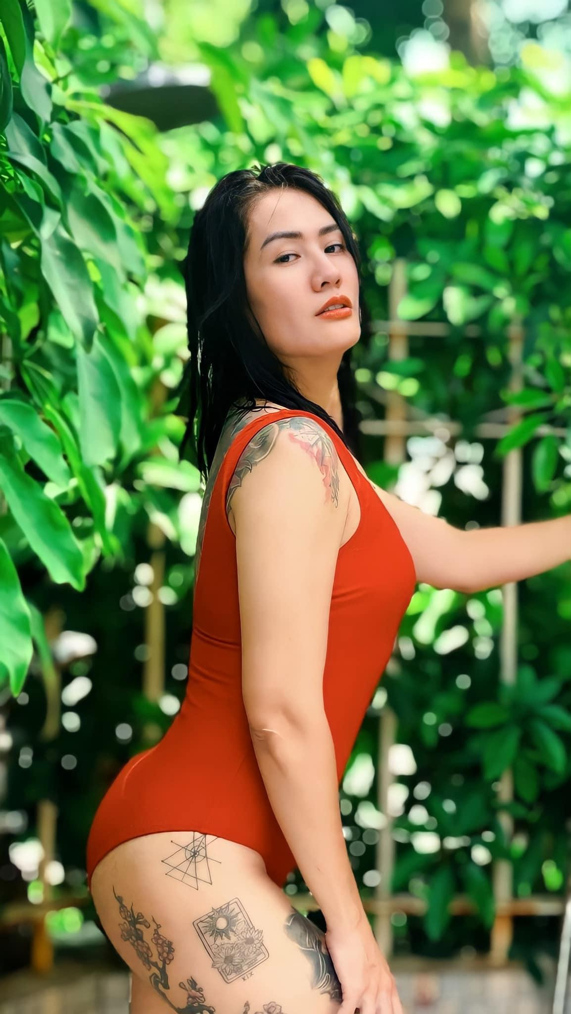 Diễn viên Minh Cúc khiến người hâm mộ trầm trồ bởi những hình ảnh diện áo tắm nóng bỏng khoe hình xăm cực cá tính trên mạng xã hội.