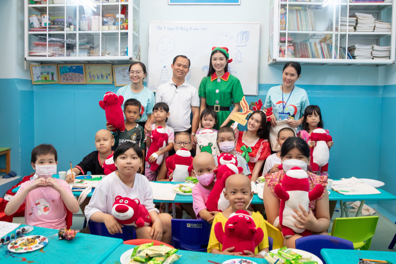 Thanh Trúc và Mỹ Anh đứng lớp dạy tiếng Anh cho các em nhỏ.