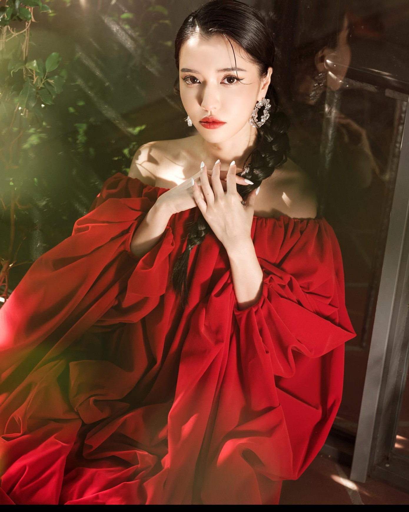 Bộ ảnh rực sắc đỏ của giọng ca Bùa yêu nhận được &quot;mưa lời khen&quot;.