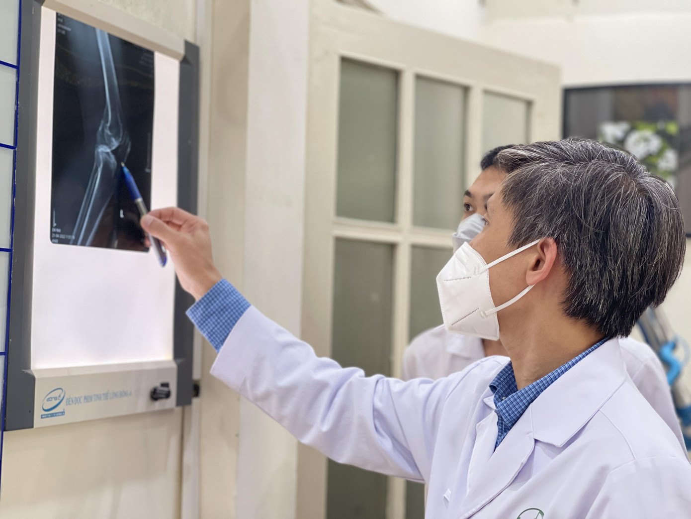 Các bác sĩ đang hội chẩn thay khớp gối 2 bên cùng lúc cho bệnh nhân