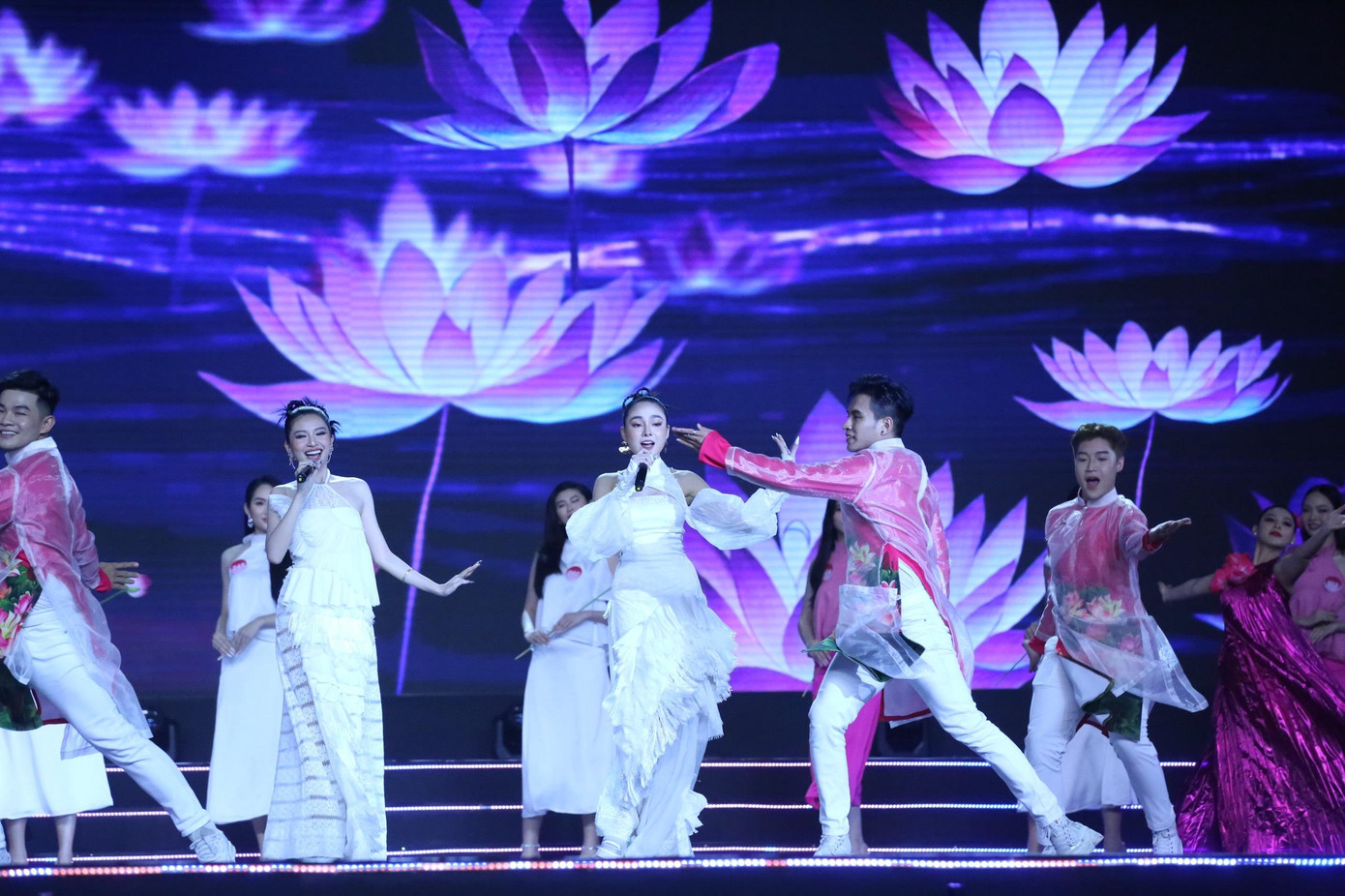 Sân khấu ca nhạc của hai ca sĩ giúp dàn thí sinh Hoa hậu Việt Nam khoe được vẻ dịu dàng, nữ tính. Ảnh: Trọng Tài.