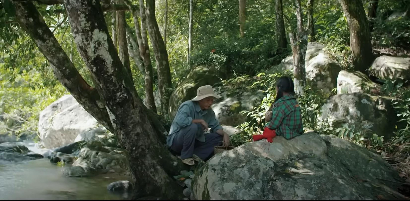 Mô đưa con gái đến nơi Loan gặp nạn. Ảnh: CMH.