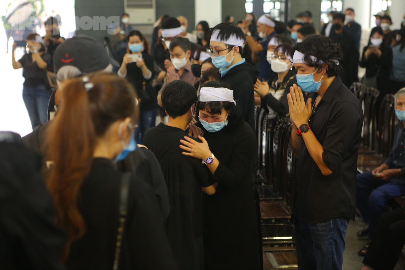 Khánh Linh - em gái cố nhạc sĩ khóc nghẹn tiếc thương anh trong suốt buổi tang lễ.