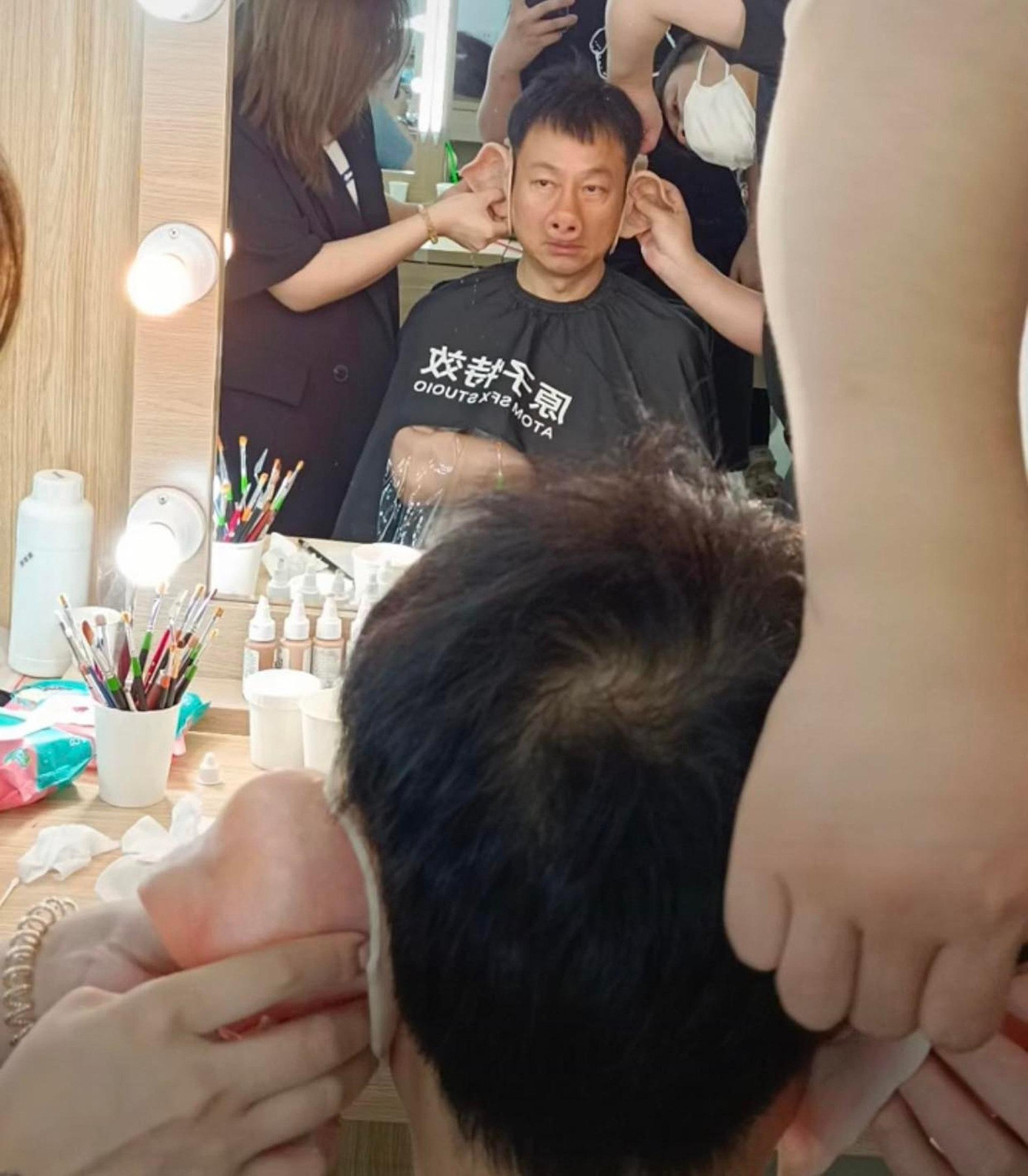 Trên Douyin cá nhân, Lê Diệu Tường chia sẻ quá trình hóa trang thành Trư Bát Giới trong phim Đại mộng Tây du: Ngũ Hành Sơn. Video vỏn vẹn 34 giây nhưng thời gian thực để hoàn thành công đoạn này lên đến 1 tiếng đồng hồ mỗi ngày. Ảnh: HK01. Trên Douyin cá nhân, Lê Diệu Tường chia sẻ quá trình hóa trang thành Trư Bát Giới trong phim Đại mộng Tây du: Ngũ Hành Sơn. Video vỏn vẹn 34 giây nhưng thời gian thực để hoàn thành công đoạn này lên đến 1 tiếng đồng hồ mỗi ngày. Ảnh: HK01.