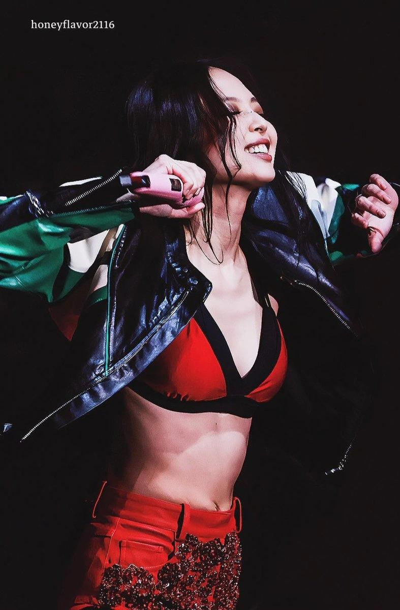 Jenne biến đổi linh hoạt phong cách thời trang qua mỗi đêm diễn. Cô gây bùng nổ khi kết hợp áo khoác da, quần siêu ngắn đính đá và chiếc bra đỏ.