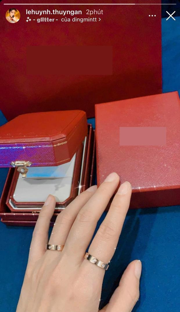 Là mỹ nhân đình đám của showbiz Việt, Thúy Ngân không ít lần vướng vào tin đồn tình ái. Thời gian gần đây, cô bất ngờ khoe đôi nhẫn có kiểu dáng giống như trang sức cưới lên Instagram và đeo vào ngón áp út.