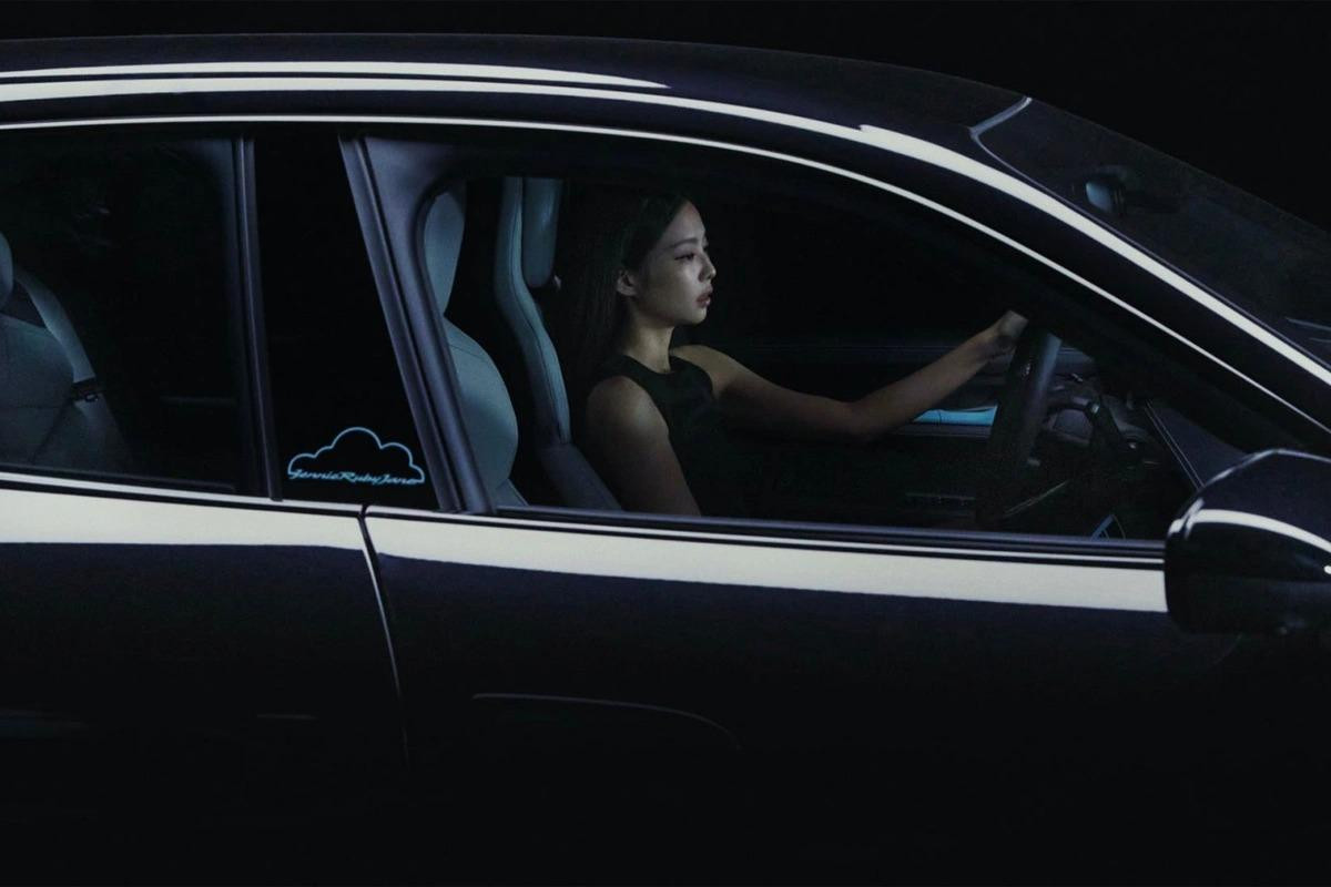 Mẫu xe dành riêng cho Jennie được phát triển dựa trên nền tảng của chiếc Taycan 4S Cross Turismo. Mẫu xe dành riêng cho Jennie được phát triển dựa trên nền tảng của chiếc Taycan 4S Cross Turismo.