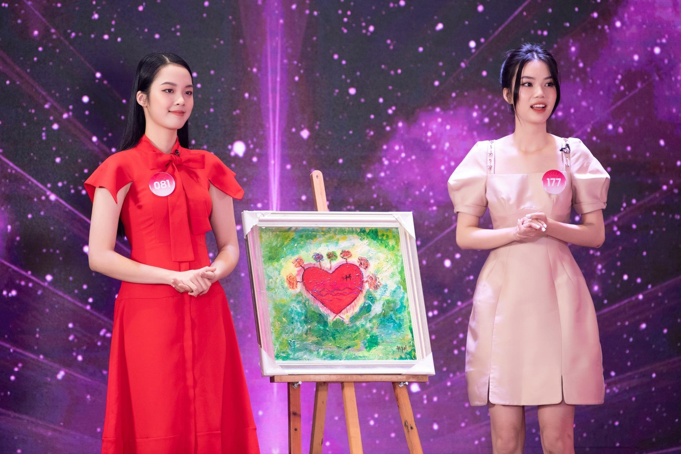 Trần Gia Hân (SBD 081) và Hoàng Hương Giang (SBD 177) trình bày dự án trước Ban bình luận. Trần Gia Hân (SBD 081) và Hoàng Hương Giang (SBD 177) trình bày dự án trước Ban bình luận.