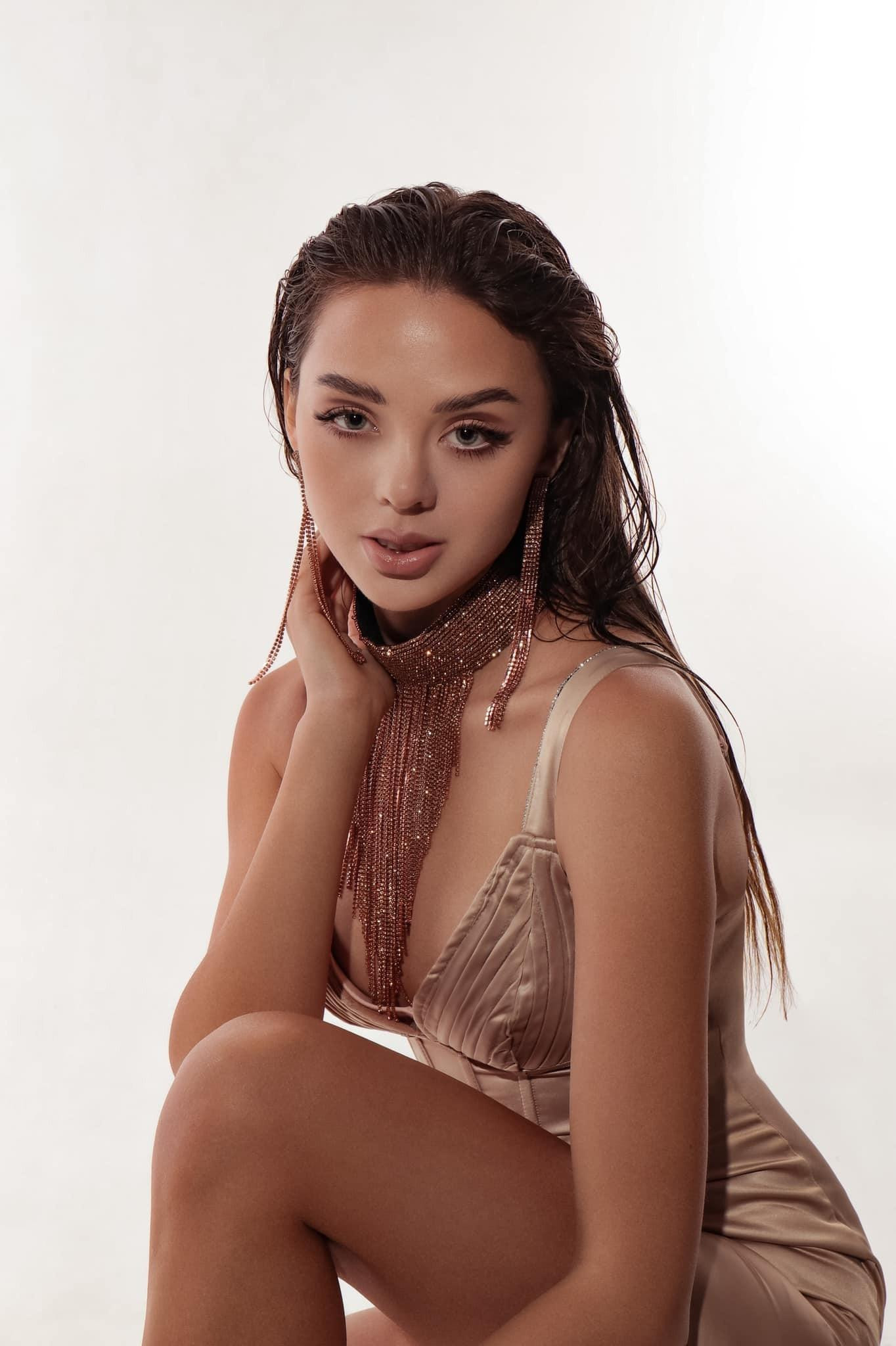 Gương mặt sắc nét, vóc dáng gợi cảm, Dianka Zakhidova được ví như búp bê. Gương mặt sắc nét, vóc dáng gợi cảm, Dianka Zakhidova được ví như búp bê.