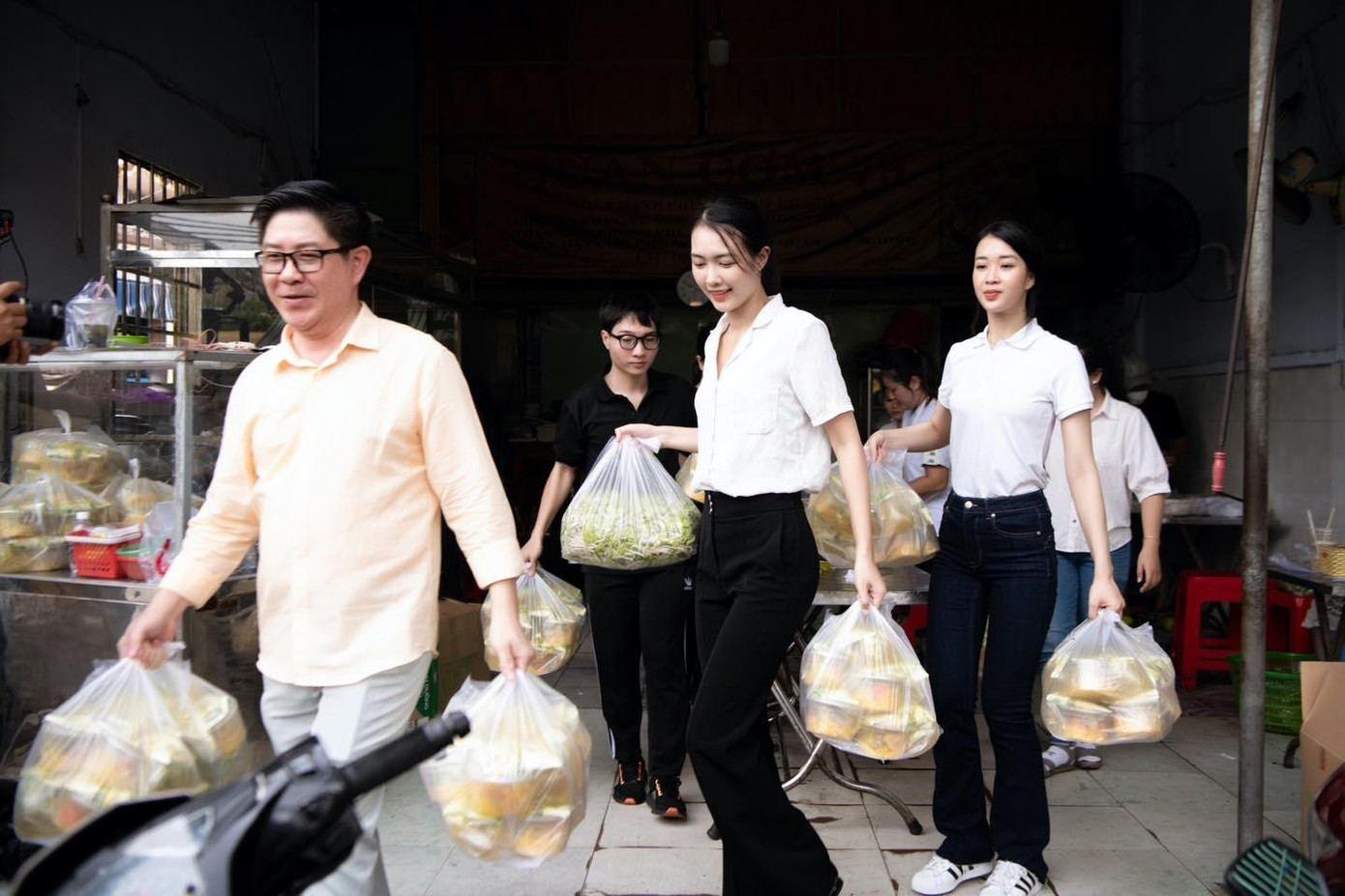 Hai thí sinh Nguyễn Linh Thu (SBD: 057) và Nguyễn Thị Thanh Tâm (SBD: 323) cùng ông Hoàng Mạnh Cường – Tổng quản lý khu vực Phan Thiết – Phú Hải Beach Resort và Spa Phan Thiết đến hỗ trợ đóng gói đồ ăn cùng nhóm thiện nguyện Đêm Sài Gòn. Hai thí sinh Nguyễn Linh Thu (SBD: 057) và Nguyễn Thị Thanh Tâm (SBD: 323) cùng ông Hoàng Mạnh Cường – Tổng quản lý khu vực Phan Thiết – Phú Hải Beach Resort và Spa Phan Thiết đến hỗ trợ đóng gói đồ ăn cùng nhóm thiện nguyện Đêm Sài Gòn.