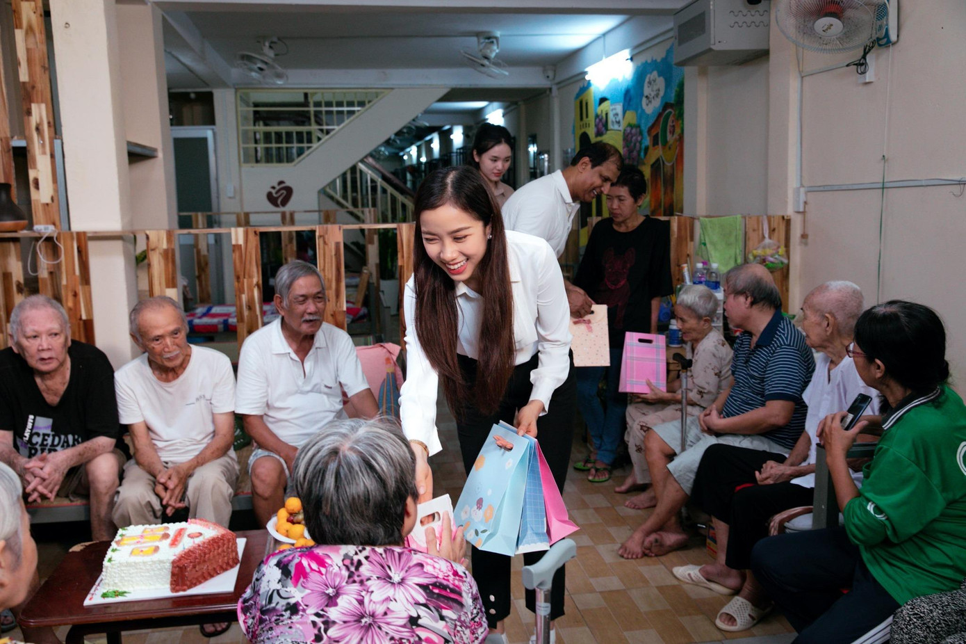 Hai cô gái cùng ông Robert Menzies Francis tổ chức tiệc sinh nhật và tặng quà cho các cụ. Hai cô gái cùng ông Robert Menzies Francis tổ chức tiệc sinh nhật và tặng quà cho các cụ.