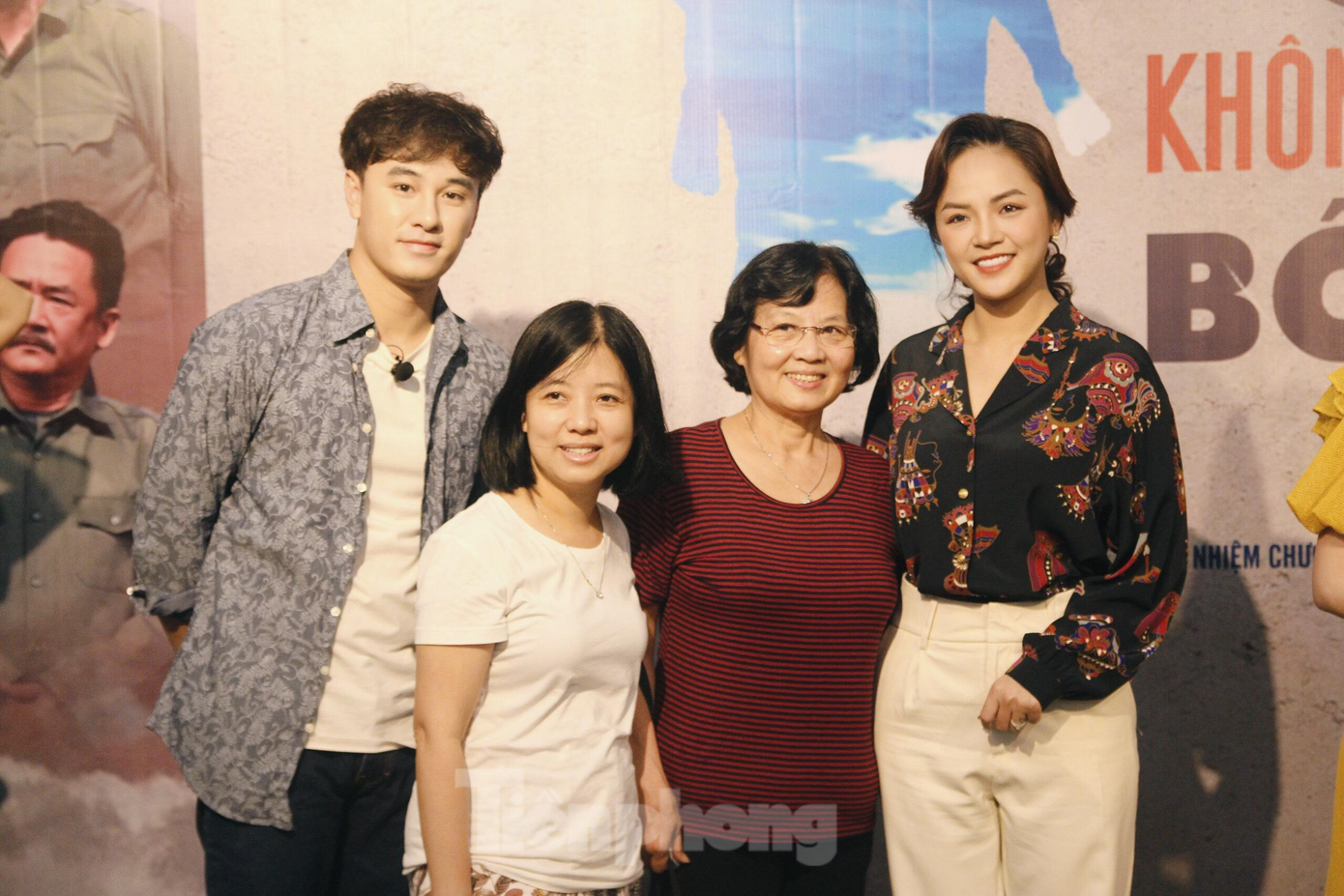 Thu Quỳnh và Quang Trọng tranh thủ thời gian trước giờ diễn để chụp hình cùng khán giả.