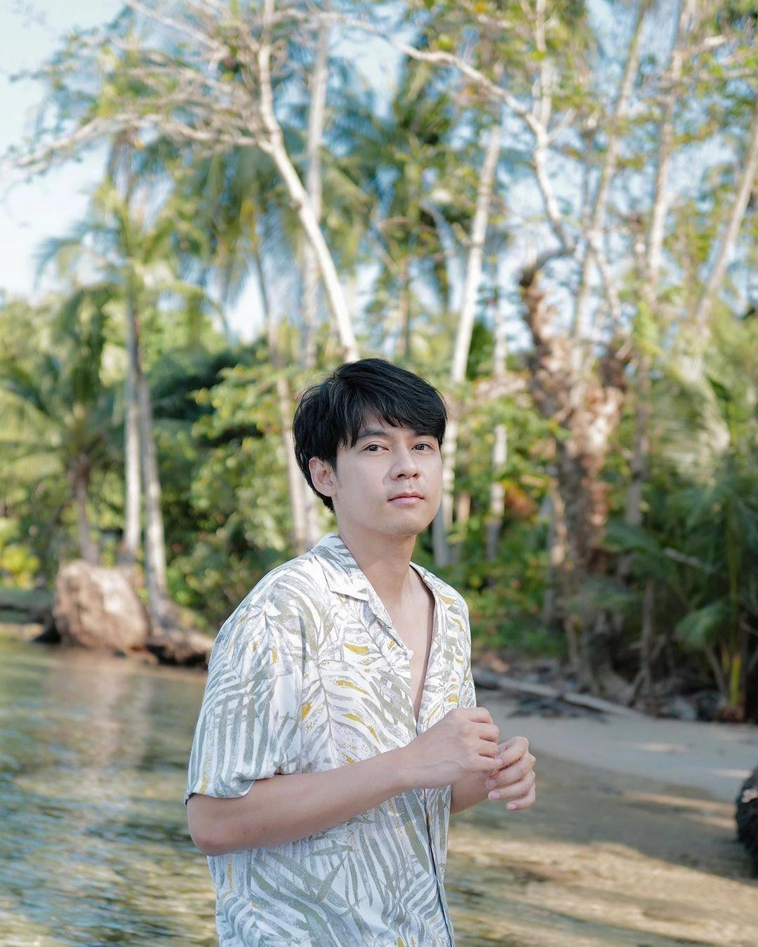 Dan Worrawech Danuwong sinh năm 1984, hơn Pattie 7 tuổi. Anh là ca sĩ đa tài, hoạt động nghệ thuật từ năm 17 tuổi. Về diễn xuất, anh tham gia hơn 50 phim và được khán giả đánh giá cao. Ngoài ra, anh còn nổi bật với vai trò đạo diễn kiêm biên kịch. Dan Worrawech Danuwong sinh năm 1984, hơn Pattie 7 tuổi. Anh là ca sĩ đa tài, hoạt động nghệ thuật từ năm 17 tuổi. Về diễn xuất, anh tham gia hơn 50 phim và được khán giả đánh giá cao. Ngoài ra, anh còn nổi bật với vai trò đạo diễn kiêm biên kịch.