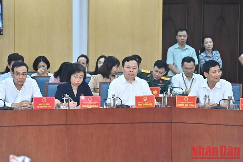 Các đại biểu và cử tri dự hội nghị.