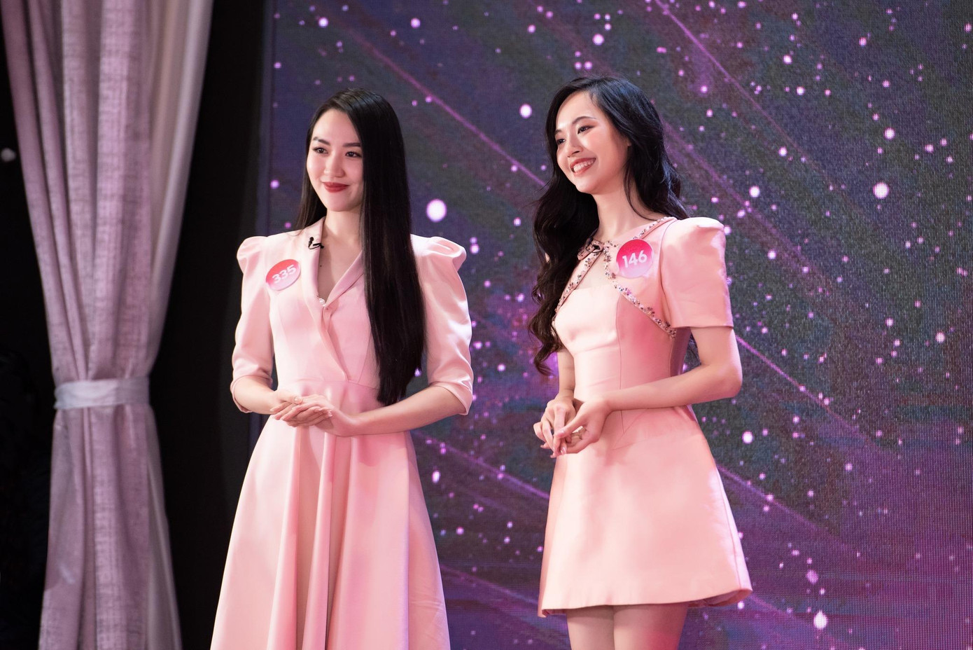 Thùy Linh và Tường Vi trình bày kế hoạch thực hiện dự án chụp ảnh và tổ chức đám cưới tập thể cho 200 đôi. Thùy Linh và Tường Vi trình bày kế hoạch thực hiện dự án chụp ảnh và tổ chức đám cưới tập thể cho 200 đôi.